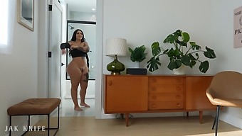 زميلتي في السكن روكسان روزيل عندها طيز كبيرة، بتحب تمصها.